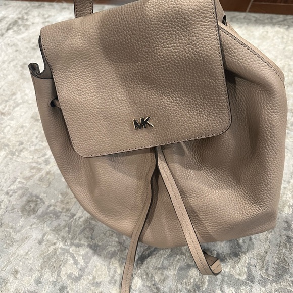 Like new Michael kors taupe backpack - Picture 4 of 4